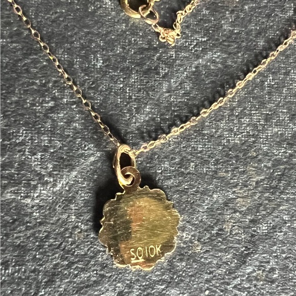 Hallmarked 10k yellow gold pendant and 10k yellow gold chain . - Picture 7 of 11